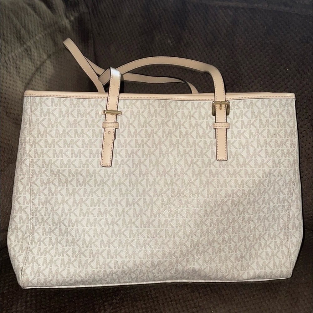 Michael Kors shoulder bag in the color blush gently used